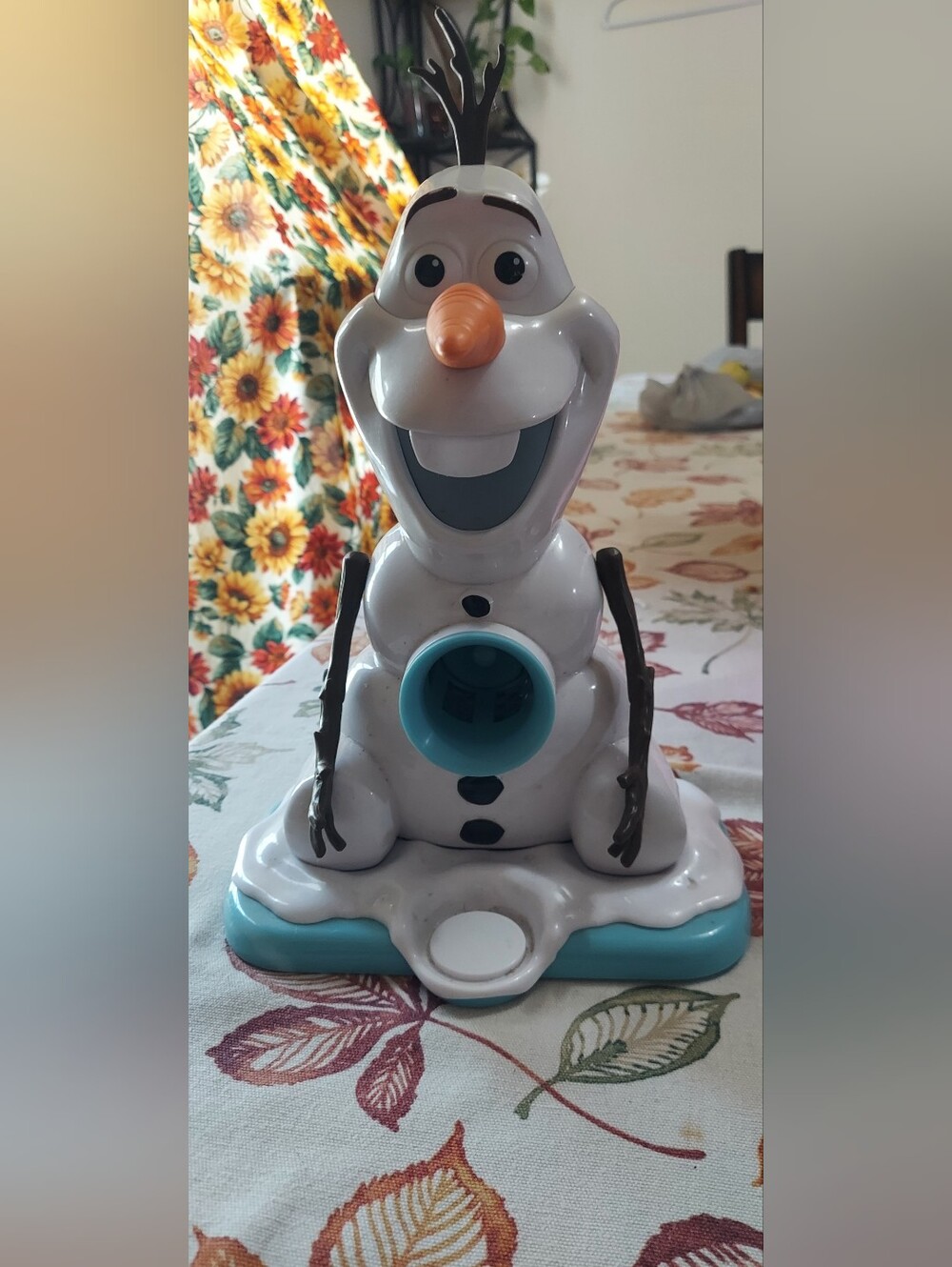 Disney Olaf White and Light Blue Snow Cone Machine